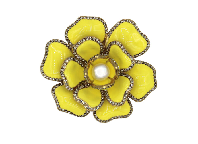 Broche en émail jaune gardénia